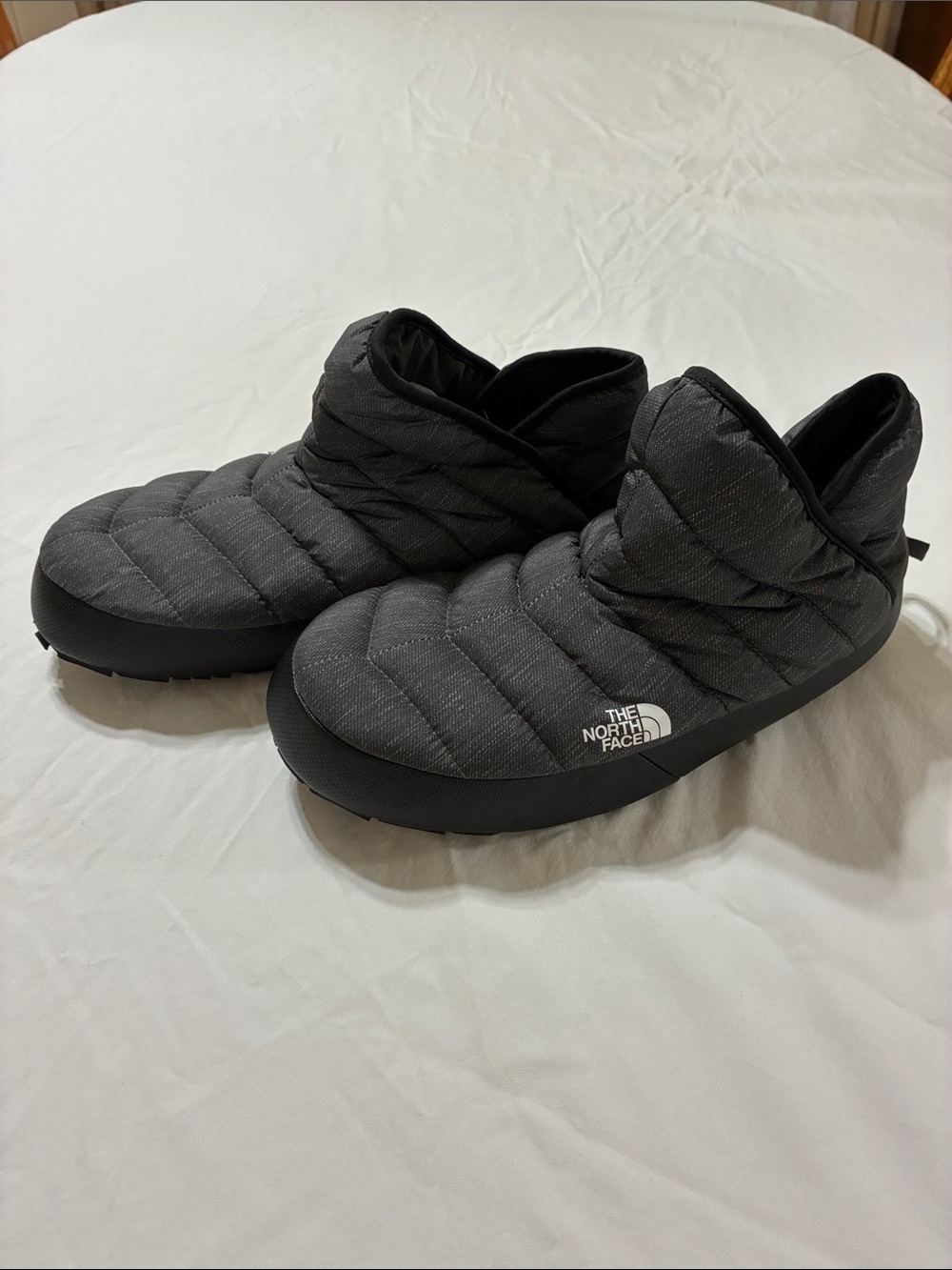 Women’s TheNorthFace ThermoBall Traction Bootie Slipper Shoes (Black)